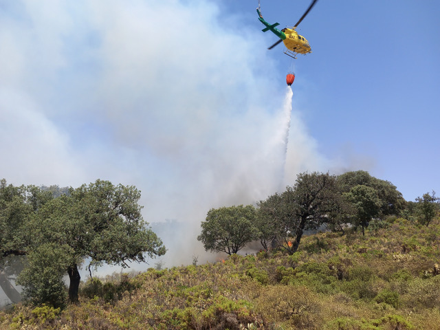 Forest fire operation with a helicopter. Photo © Isa Moreno/INFOCA
